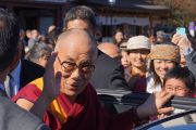 Его Святейшество Далай-лама машет на прощание рукой, покидая храм Зодзодзи. Токио, Япония. 19 ноября 2013 г. Фото: Джереми Рассел (офис ЕСДЛ).