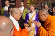 Главный настоятель храма Зодзодзи Яги встречает Его Святейшество Далай-ламу. Токио, Япония. 19 ноября 2013 г. Фото: Джереми Рассел (офис ЕСДЛ).