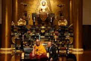 Его Святейшество Далай-лама обращается с речью к прихожанам храма Зодзодзи. Токио, Япония. 19 ноября 2013 г. Фото: Джереми Рассел (офис ЕСДЛ).
