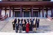 Его Святейшество Далай-лама со священниками и прихожанами на ступенях храма Зодзодзи. Токио, Япония. 19 ноября 2013 г. Фото: Джереми Рассел (офис ЕСДЛ).