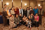 Его Святейшество Далай-лама с группой китайцев после встречи в Токио, Япония. 20 ноября 2013 г. Фото: Джереми Рассел (офис ЕСДЛ)
