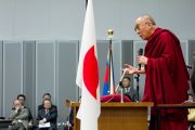 Его Святейшество Далай-лама обращается с речью к японским парламентариям, представляющим все политические партии. Токио, Япония. 20 ноября 2013 г. Фото: Тибетский офис в Японии.