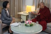 Йосико Сакураи берет интервью у Его Святейшества Далай-ламы. Токио, Япония. 21 ноября 2013 г. Фото: Джереми Рассел (офис ЕСДЛ).