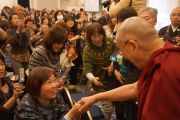 Его Святейшество Далай-лама здоровается со слушателями перед началом публичной лекции. Сидзуока, Япония.  21 ноября 2013 г. Фото: Джереми Рассел (офис ЕСДЛ).