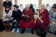Его Святейшество Далай-лама на токийском вокзале в ожидании поезда на Сидзуоку. Токио, Япония.  21 ноября 2013 г. Фото: Тибетский офис в Японии.