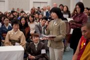 Слушатели задают вопросы Его Святейшеству Далай-ламе после его публичной лекции. Сидзуока, Япония.  21 ноября 2013 г. Фото: Тибетский офис в Японии.