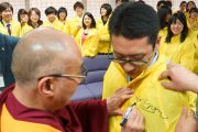 Его Святейшество Далай-лама ставит автограф на накидке волонтера, помогавшего в проведении встречи в Международном конференц-центре в Киото, Япония. 24 ноября 2013 г. Фото: Джереми Рассел (офис ЕСДЛ)