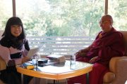 Писательница Мицуо Симомура берет интервью у Его Святейшества Далай-ламы. Киото, Япония. 23 ноября 2013 г. Фото: Джереми Рассел (офис ЕСДЛ)