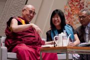 Его Святейшество Далай-лама и японская писательница Банана Йосимото на встрече в Международном конференц-центре в Киото, Япония. 24 ноября 2013 г. Фото: Тибетский офис в Японии