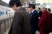 Его Святейшество Далай-лама ожидает посадки на поезд из Киото в Токио. Киото, Япония. 25 ноября 2013 г. Фото: Тибетский офис в Японии