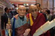 Его Святейшество Далай-лама фотографируется с корейским монахом после выступления в зале Рёгоку Кокугикан в Токио, Япония. 25 ноября 2013 г. Фото: Джереми Рассел (офис ЕСДЛ)