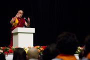 Его Святейшество Далай-лама выступает в зале Рёгоку Кокугикан в Токио, Япония. 25 ноября 2013 г. Фото: Тибетский офис в Японии