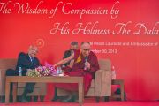 Его Святейшество Далай-лама и доктор Пратхап Редди, председатель правления больницы Аполло, смеются во время ответов на вопросы слушателей в больнице Аполло в Дели 30 ноября 2013 г. Фото: Тензин Чойджор (Офис ЕСДЛ)