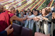 Его Святейшество Далай-лама приветствует своих почитателей по прибытии в больницу Аполло в Дели 30 ноября 2013 г. Фото: Тензин Чойджор (Офис ЕСДЛ)