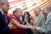 Его Святейшество Далай-ламу приветствуют по прибытии в больницу Аполло в Дели 30 ноября 2013 г. Фото: Тензин Чойджор (Офис ЕСДЛ)