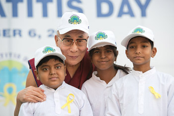 Далай-лама побеседовал с учениками школы "Вазант Вэлли" и посетил Институт гепатологии