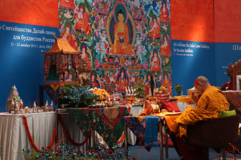 В завершение учений для российских буддистов Далай-лама даровал посвящение Будды Акшобхьи