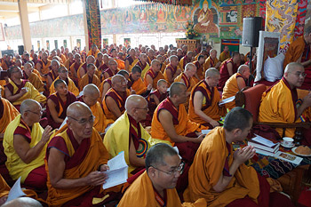 В монастыре Сера Чже прошел третий день учений Далай-ламы по ламриму