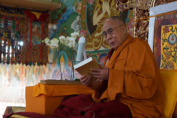 Четвертый день учений Далай-ламы по ламриму в монастыре Сера Чже