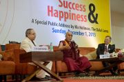 Его Святейшество Далай-лама отвечает на вопросы после лекции в Институте технологий управления им. Бирлы. Фото: Тензин Чойджор (офис ЕСДЛ)
