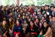 Его Святейшество Далай-лама со студентами из Бутана во время встречи в Ноиде 1 декабря 2013 г. Фото: Тензин Чойджор (Офис ЕСДЛ)