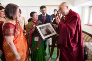 Его Святейшеству Далай-ламе подарили на память фотографию, сделанную в доме семьи Бирла в 1950-1960 году. 1 декабря 2013 г. Фото: Тензин Чойджор (офис ЕСДЛ)