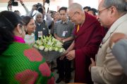 Его Святейшество Далай-ламу приветствуют по прибытии в Институт технологий управления им. Бирлы в Ноиде 1 декабря 2013 г. Фото: Тензин Чойджор (Офис ЕСДЛ)