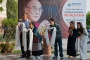 Почитатели ждут прибытия Его Святейшества Далай-ламы в в Институт технологий управления им. Бирлы в Ноиде 1 декабря 2013 г. Фото: Тензин Чойджор (Офис ЕСДЛ)