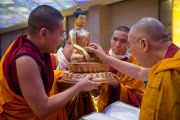 Его Святейшество Далай-лама рассматривает статую Будды, поднесенную ему во время пуджи долгой жизни в последний день учений для буддистов из Монголии. Дели, Индия. 4 декабря 2013 г. Фото: Тензин Чойджор (офис ЕСДЛ)