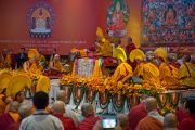 Его Святейшество Далай-лама читает заключительные молитвы в последний день учений для буддистов из Монголии. Дели, Индия. 4 декабря 2013 г. Фото: Тензин Чойджор (офис ЕСДЛ)