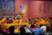 Его Святейшество Далай-лама и его последователи в завершающий день учений для буддистов из Монголии. Дели, Индия. 4 декабря 2013 г. Фото: Тензин Чойджор (офис ЕСДЛ)