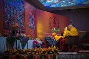 Его Святейшество Далай-лама выполняет подготовительные ритуалы перед началом второго дня учений для буддистов из Монголии. Дели, Индия. 3 декабря 2013 г. Фото: Тензин Чойджор (офис ЕСДЛ)