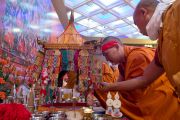 Во время посвящения Ваджрабхайравы в завершающий день учений Его Святейшества Далай-ламы для буддистов из Монголии. Дели, Индия. 4 декабря 2013 г. Фото: Тензин Чойджор (офис ЕСДЛ)