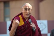 Его Святейшество Далай-лама выступает перед учениками школы Вазант Вэлли. Нью-Дели, Индия. 6 декабря 2013 г. Фото: Тензин Чойджор (офис ЕСДЛ)