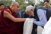 Директор школы Вазант Вэлли Арун Капур встречает Его Святейшество Далай-ламу. Нью-Дели, Индия. 6 декабря 2013 г. Фото: Тензин Чойджор (офис ЕСДЛ)