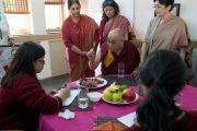 Его Святейшество Далай-лама дает интервью для школьной газеты Вазант Вэлли. Нью-Дели, Индия. 6 декабря 2013 г. Фото: Тензин Чойджор (офис ЕСДЛ)