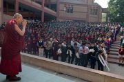 Его Святейшество Далай-лама приветствует учеников школы Вазант Вэлли. Нью-Дели, Индия. 6 декабря 2013 г. Фото: Тензин Чойджор (офис ЕСДЛ)