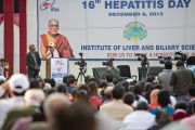 Его Святейшество Далай-лама выступает с речью в рамках 16-го дня профилактики гепатита, который проводится Институтом гепатологии, поставившим перед собой цель полностью избавить Индию от этого заболевания. Нью-Дели, Индия. 6 декабря 2013 г. Фото: Тензин Чойджор (офис ЕСДЛ)