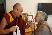 Его Святейшество Далай-лама со своей давней знакомой Капилой Ватсьяян, ученой, сторонницей Тибета, основательницей и директором Национального центра искусств им. Индиры Ганди. Нью-Дели, Индия. 7 декабря 2013 г. Фото: Тензин Чойджор (офис ЕСДЛ)