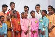 Дети из шести штатов, в которых есть детские дома для беспризорников, выступают перед Его Святейшеством Далай-ламой во время его визита в детский дом для беспризорников в Мехраули. Нью-Дели, Индия. 7 декабря 2013 г. Фото: Тензин Чойджор (офис ЕСДЛ)