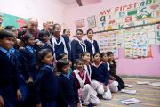 Его Святейшество Далай-лама фотографируется с детьми в одном из классов в детском доме для беспризорников в Мехраули. Нью-Дели, Индия. 7 декабря 2013 г. Фото: Тензин Чойджор (офис ЕСДЛ)