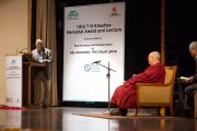 Его Святейшество Далай-ламу представляют слушателям перед его лекцией "Духовные ценности и сохранение окружающей среды" на церемонии вручения премии имени Т. Н. Кхошу. Нью-Дели, Индия. 7 декабря 2013 г. Фото: Тензин Чойджор (офис ЕСДЛ)
