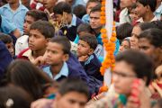 Дети слушают Его Святейшество Далай-ламу во время его выступления в детском доме для беспризорников в Мехраули. Нью-Дели, Индия. 7 декабря 2013 г. Фото: Тензин Чойджор (офис ЕСДЛ)