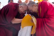 Ганден Трипа Ризонг Ринпоче приветствует Его Святейшество Далай-ламу в монастыре Сера. Билакуппе, штат Карнатака, Индия. 24 декабря 2013 г. Фото: Тензин Чойджор (офис ЕСДЛ)