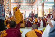 Его Святейшество Далай-лама приветствует собравшихся в храме Сера Лачи. Билакуппе, штат Карнатака, Индия. 24 декабря 2013 г. Фото: Тензин Чойджор (офис ЕСДЛ)