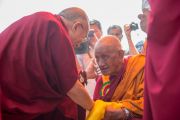 Его Святейшество Далай-лама здоровается с пожилым тибетским монахом в монастыре Сера. Билакуппе, штат Карнатака, Индия. 24 декабря 2013 г. Фото: Тензин Чойджор (офис ЕСДЛ)