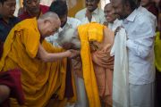 Его Святейшество Далай-лама приветствует лидеров различных религиозных общин в монастыре Сера. Билакуппе, штат Карнатака, Индия. 24 декабря 2013 г. Фото: Тензин Чойджор (офис ЕСДЛ)