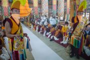 Монахи ожидают прибытия Его Святейшества Далай-ламы в храме Сера Лачи. Билакуппе, штат Карнатака, Индия. 24 декабря 2013 г. Фото: Тензин Чойджор (офис ЕСДЛ)