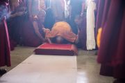 Его Святейшество Далай-лама входит в храм Сера Лачи. Билакуппе, штат Карнатака, Индия. 24 декабря 2013 г. Фото: Тензин Чойджор (офис ЕСДЛ)