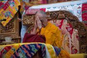 Его Святейшество Далай-лама совершает молитвы вместе с другими собравшими в храме в монастыре Сера Ме.  Билакуппе, штат Карнатака, Индия. 24 декабря 2013 г. Фото: Тензин Чойджор (офис ЕСДЛ)